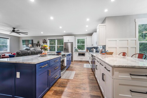 Family Friendly w/4 Kings Near UGA & Downtown Athens. Parking for UGA Football