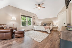 4 makuuhuonetta, tallelokero huoneessa, työpöytä, silitysrauta/-lauta