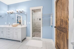 Douche, séchoir à cheveux, serviettes fournies, savon