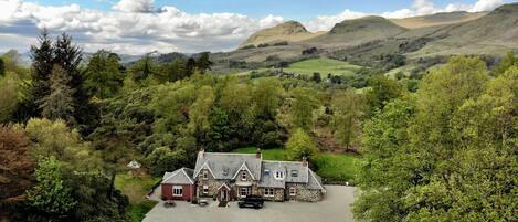 Kahden hengen deluxe-huone (yksi tai kaksi sänkyä), 3 makuuhuonetta, näköala puutarhaan | Näkymä vuoristoon