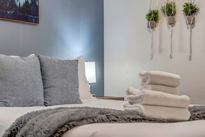 4 chambres, bureau, fer et planche à repasser, lit parapluie