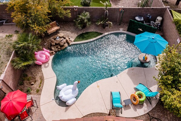 Una piscina al aire libre, una piscina climatizada