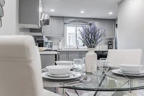 Panoramic Cottage | In-room dining - Shirlea Boutique Cottage (Georgina)
