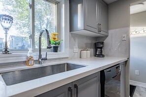 Panoramic Cottage | Private kitchen | Full-sized fridge, microwave, oven, stovetop - Shirlea Boutique Cottage (Georgina)