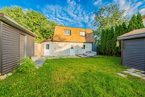 Garden - Shirlea Boutique Cottage  (Georgina)