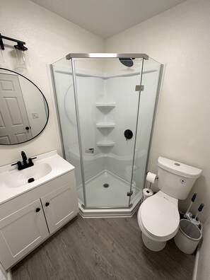 Dusche, Haartrockner, Handtücher, Toilettenpapier