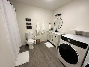Dusche, Haartrockner, Handtücher, Toilettenpapier
