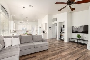 تلفزيون ذكي، مدفأة، كرة قدم الطاولة، كُتُب