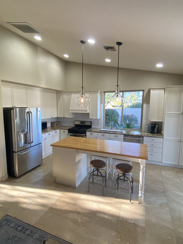 Refrigerador, microondas, horno y parrilla de estufa 