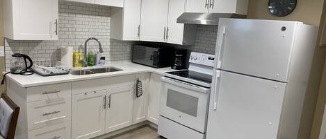 Jääkaappi, mikroaaltouuni, uuni, liesi