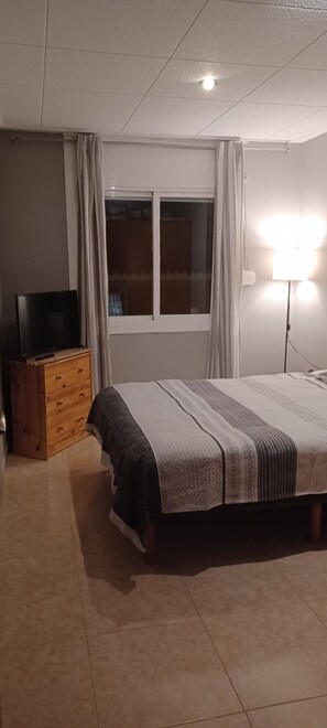 3 slaapkamers, een bureau, een strijkplank/strijkijzer, gratis wifi