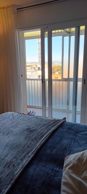 3 bedrooms, desk, iron/ironing board, free WiFi - Entire apartment, three bedrooms near the beach, comfortable and bright. (Malgrat de Mar)