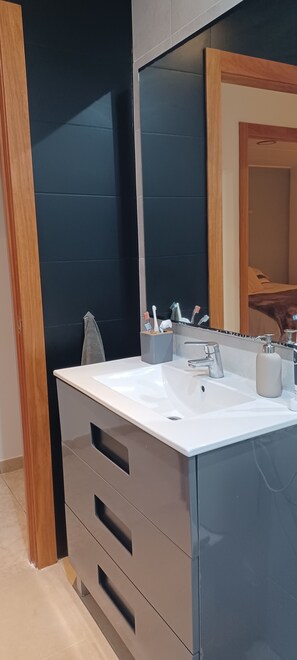 Een douche, een haardroger, handdoeken, zeep