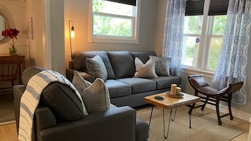 Een smart-tv en boeken