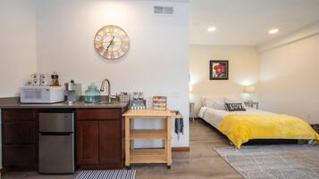 Iron/ironing board, free WiFi, bed sheets