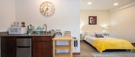 Tabla de planchar con plancha, wifi gratis y ropa de cama