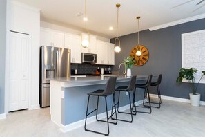 Fridge, microwave, oven, stovetop - 4 Bedrooms, 3 bathrooms Townhouse (Kissimmee)