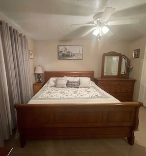 3 bedrooms, desk, WiFi, bed sheets