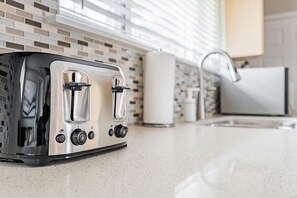 舒适独立别墅 | 私人厨房 | 大冰箱、微波炉、烤箱、炉灶