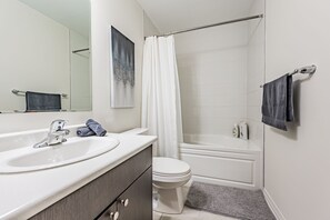 Comfort Townhome | Bathroom - Milton boutique Home (Milton)