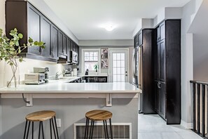Comfort Townhome | Private kitchen - Milton boutique Home (Milton)