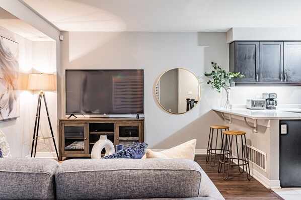 Comfort Townhome | Living area - Milton boutique Home (Milton)