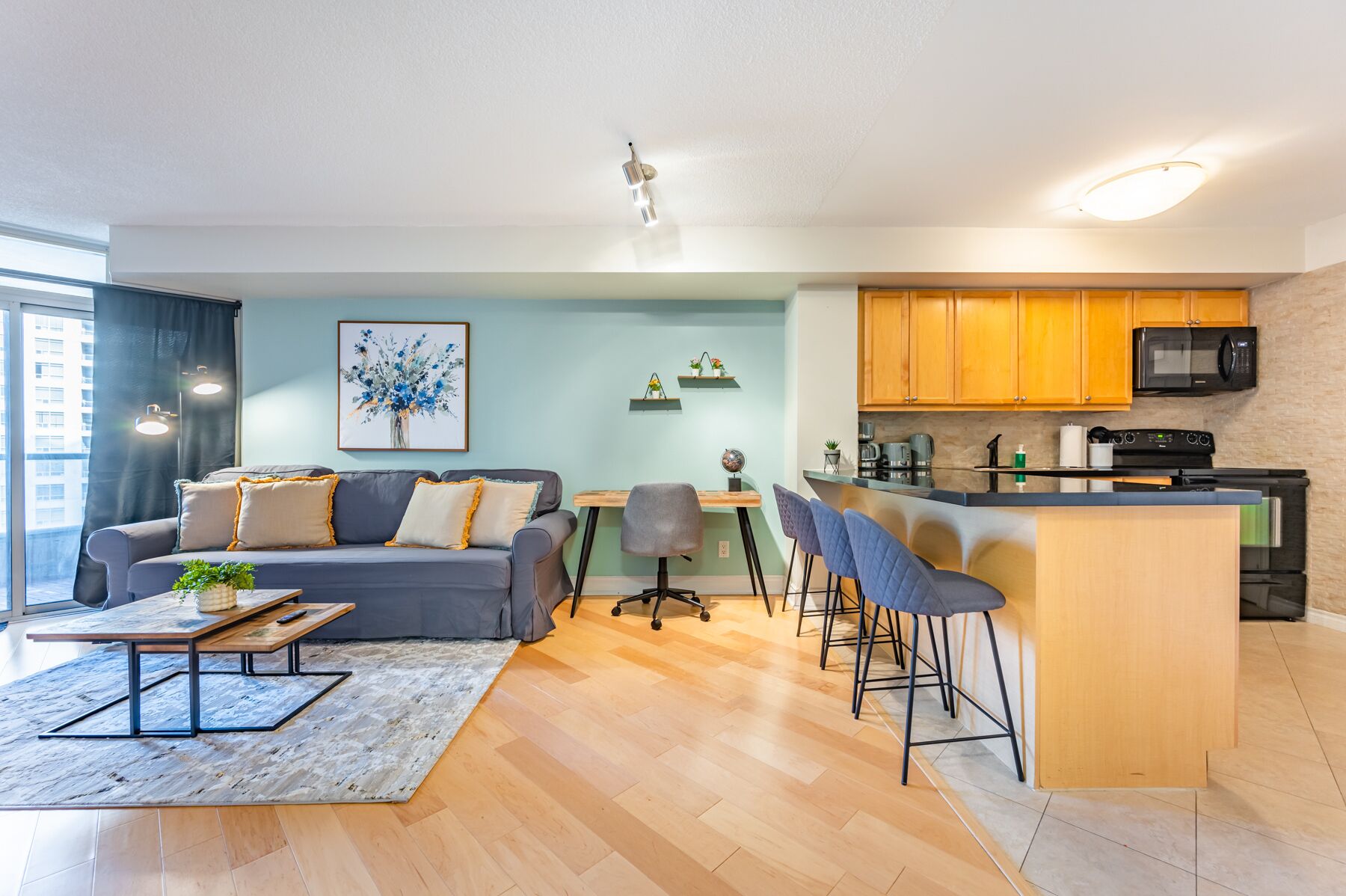 Un apartamento moderno con sala de estar, comedor y cocina.