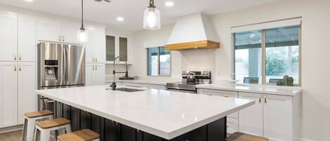 Refrigerador, microondas, horno, placa de cocina