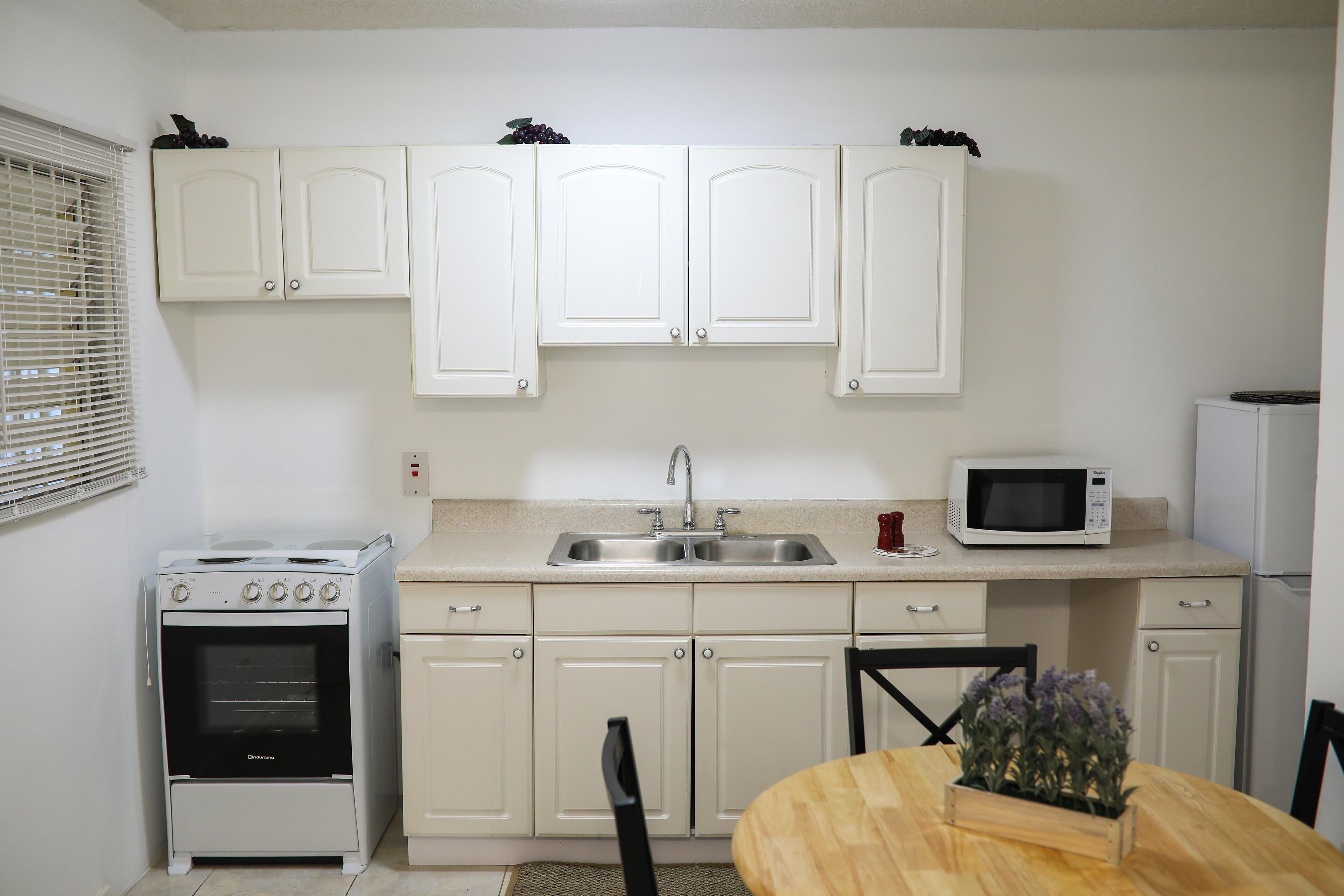 Refrigerador, microondas, horno y parrilla de estufa 