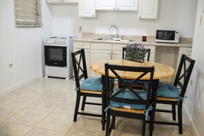 Dining - 10 minutes walk to Devon House. 5 minutes to the supermarket (Kingston)