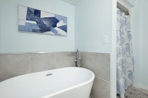 Een douche, een haardroger, handdoeken, zeep