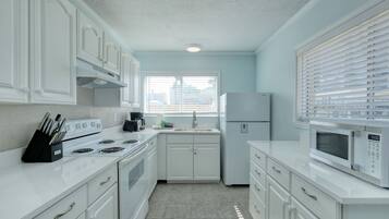 Kjøleskap, mikrobølgeovn, ovn og kokeplater