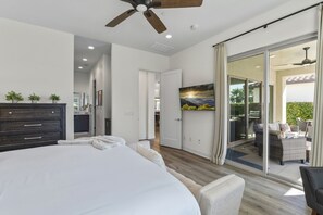 3 habitaciones, tabla de planchar con plancha y cuna de viaje 