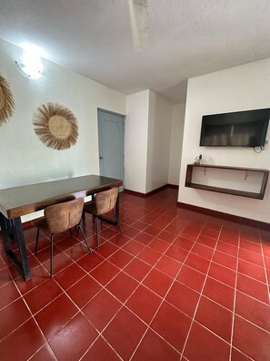 Executive Stüdyo Süit | Oturma alanı | Dijital TV kanalları bulunan 42 inç akıllı televizyon, televizyon