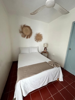 Tabla de planchar con plancha, wifi gratis y ropa de cama 