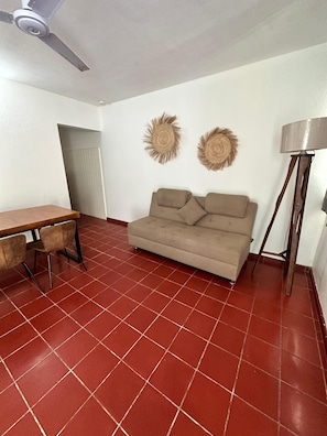Suite estudio familiar | Área de sala de estar | Smart TV de 42 pulgadas con canales digitales, televisión y Netflix 