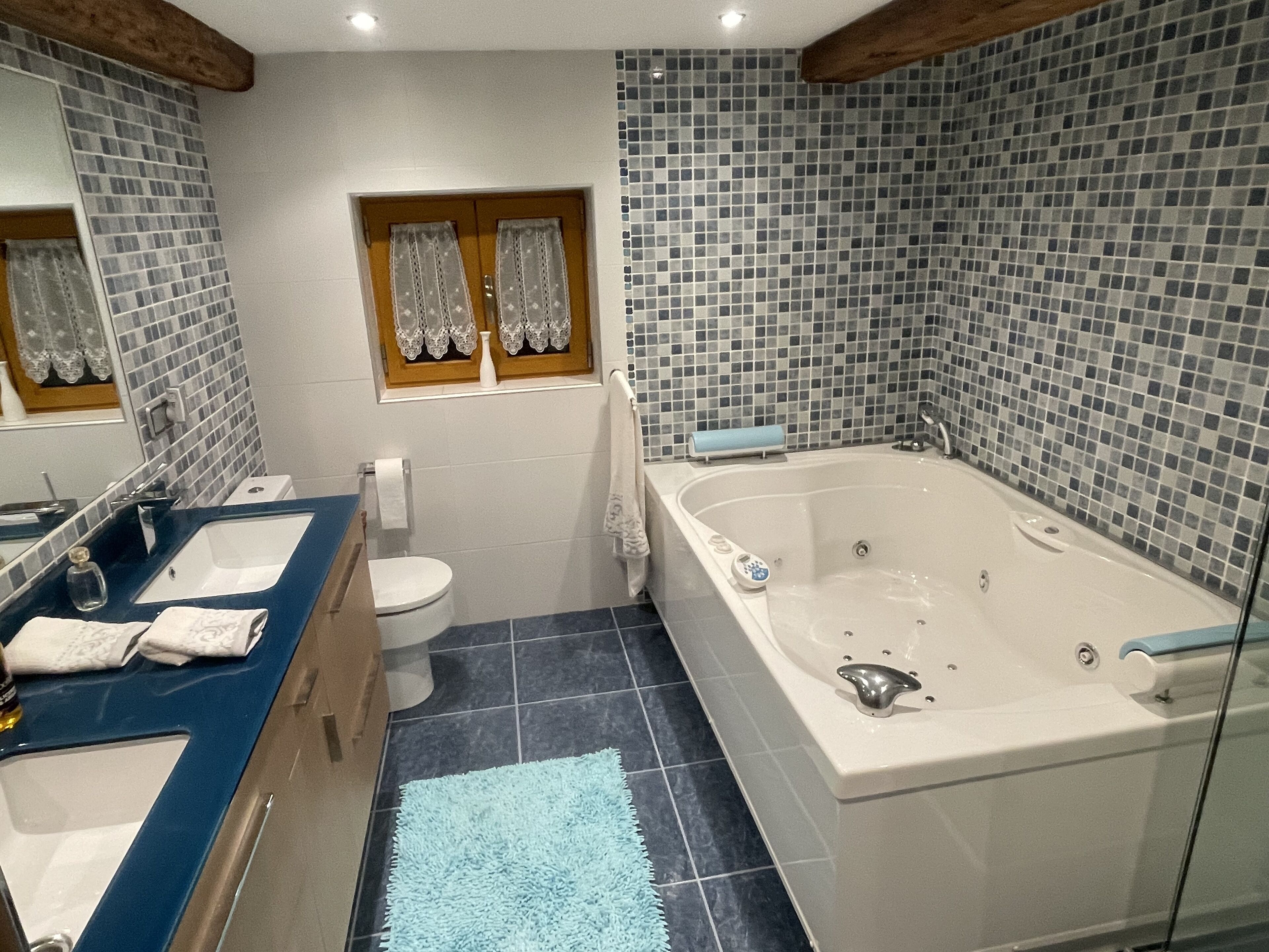 Dusch, bubbelbadkar, hårtork och handdukar