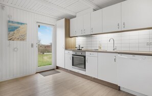 Køleskab, mikrobølgeovn, kogeplade, opvaskemaskine