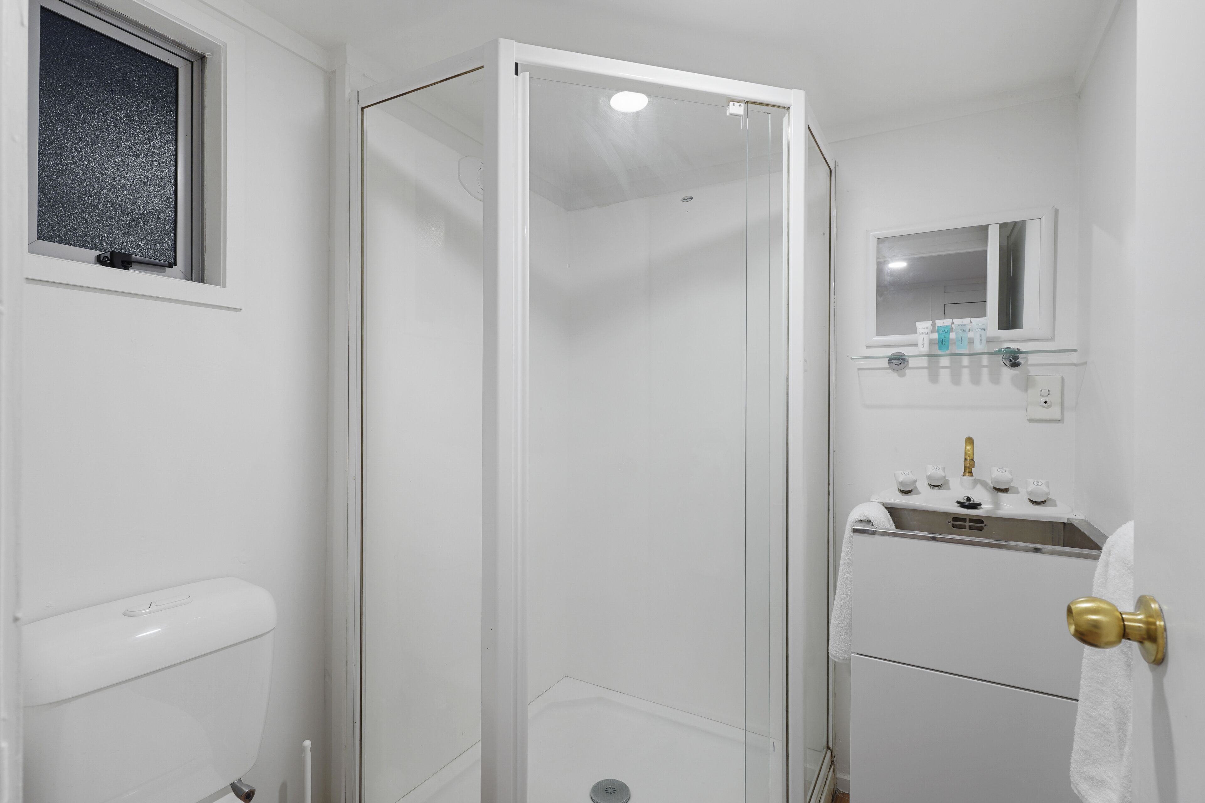 Apartment | Bathroom | Shower, free toiletries, hair dryer, towels