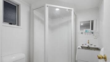 Apartment | Bathroom | Shower, free toiletries, hair dryer, towels
