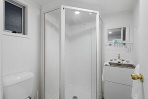 Bathroom - Newly Renovated Studio w Parking-Netflix (Auckland)