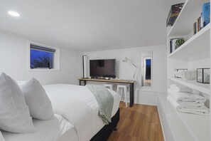 Interior detail - Newly Renovated Studio w Parking-Netflix (Auckland)