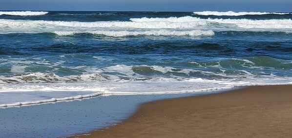 Sun-loungers, beach towels - SEA GYPSY EXCELLENCE VIEW Condo 125
Ground Floor, On the Beach, Pool, Kitchen (Lincoln City)