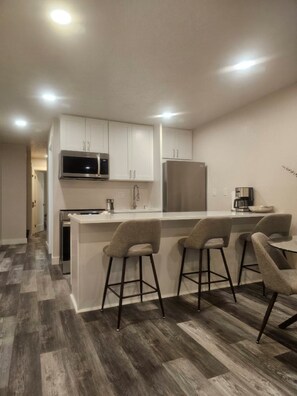 Fridge, microwave, oven, stovetop - SEA GYPSY EXCELLENCE VIEW Condo 125
Ground Floor, On the Beach, Pool, Kitchen (Lincoln City)