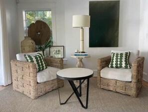 Televisión y oficina 