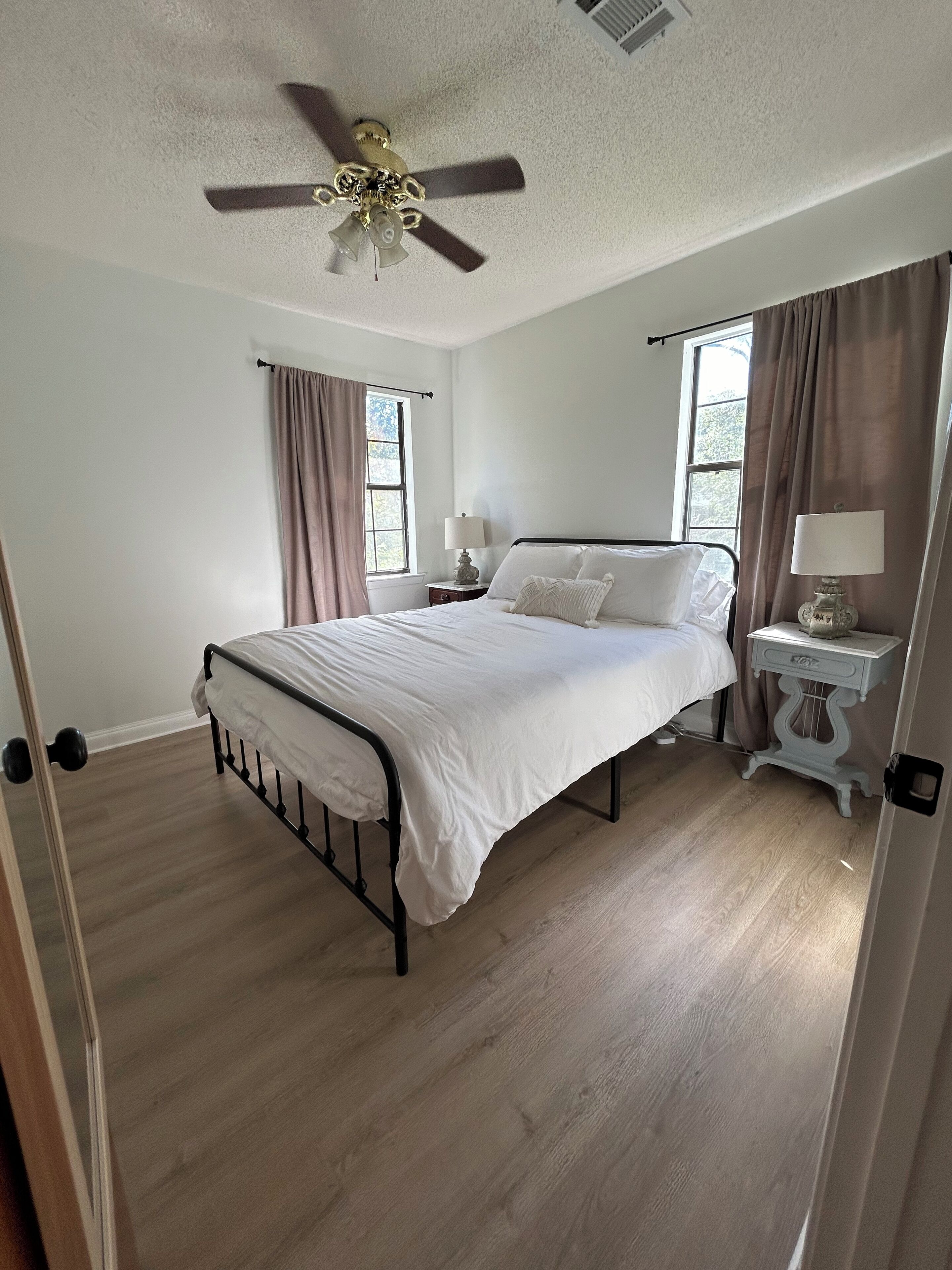 1 quarto, escrivaninha, ferros/tábuas de passar roupa, berço de viagem