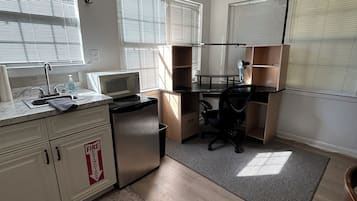 Een koelkast, een magnetron, een koffiezetapparaat/waterkoker