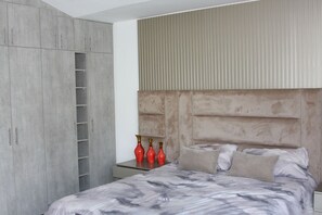 2 عدّة غرف نوم وخدمة الإنترنت وملاءات أسرّة