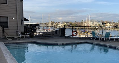 Waterfront Condo! Come relax in the heart of Kemah tx!