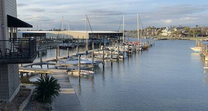 Waterfront Condo! Come relax in the heart of Kemah tx!
